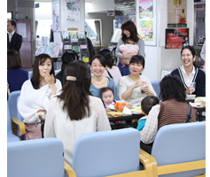 写真、ママカフェの様子談話コーナー